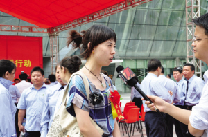 爱心车队总政委苏雯婷接受昌吉市电视台记者采访