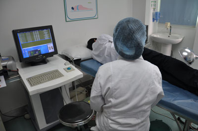 即墨仁和肛肠医院专家在为李先生做电子肛肠镜检查